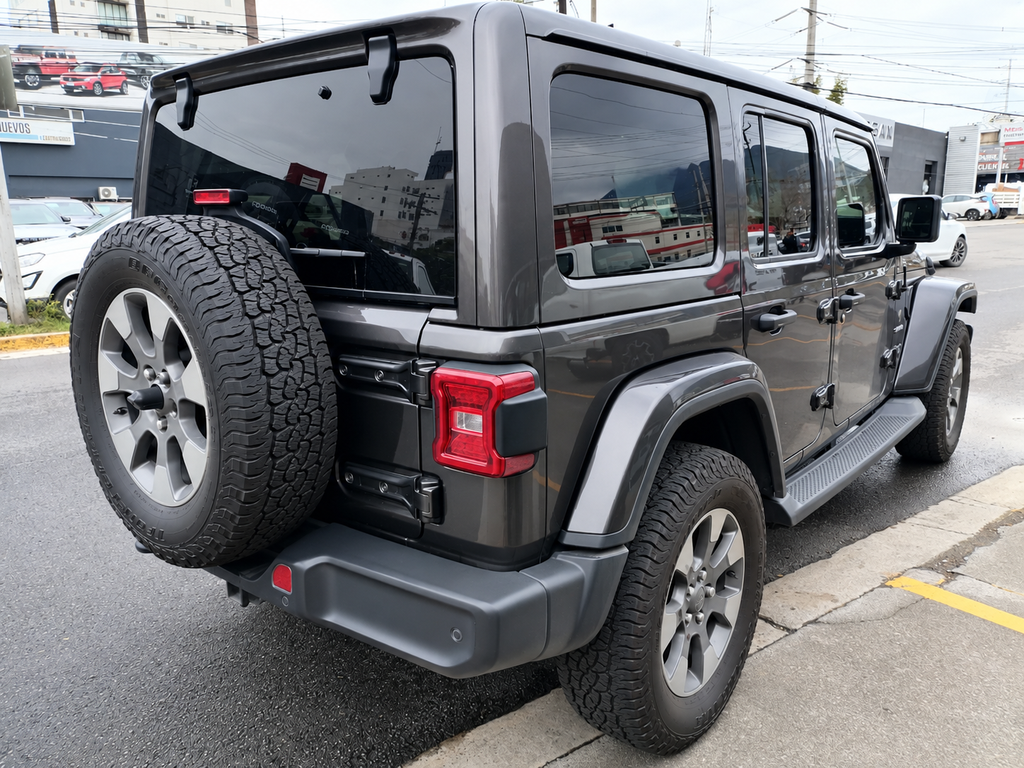 Jeep Wrangler limpio en la calle (1)