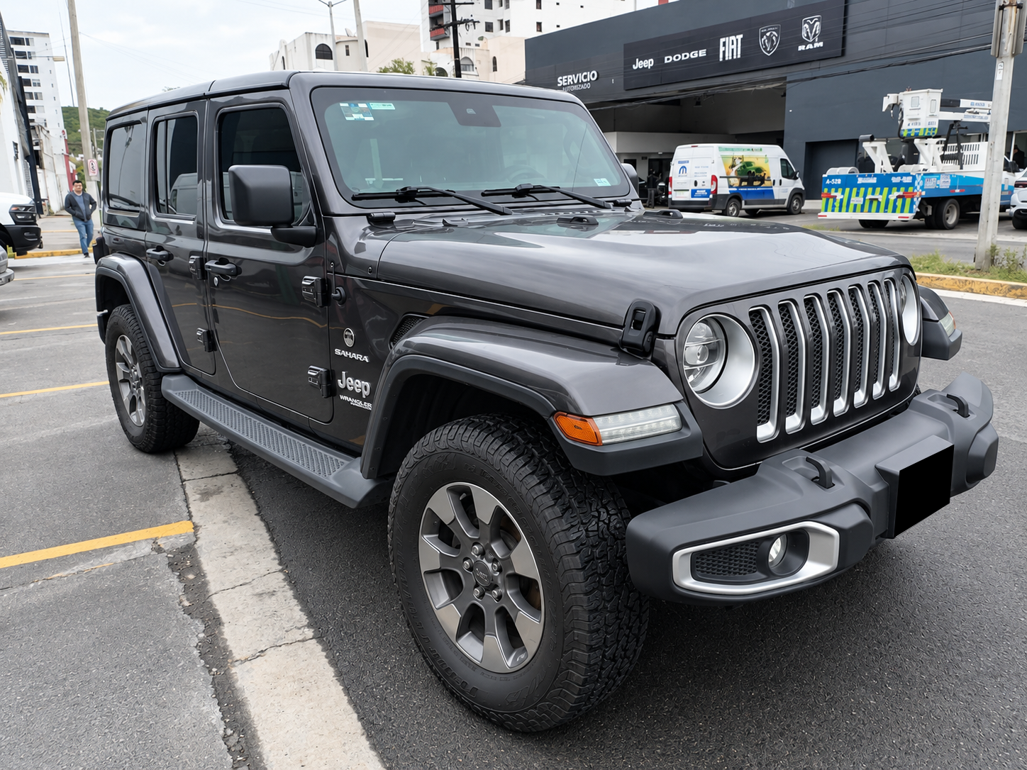 Jeep Wrangler limpio frente al concesionario (1)
